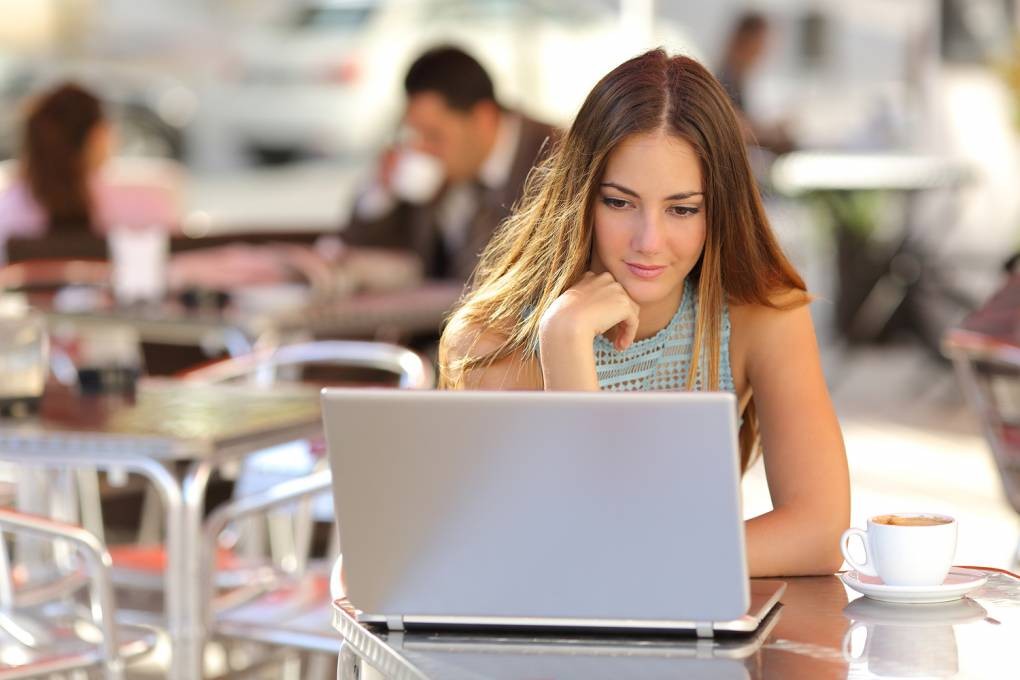 girl using laptop for xero online training course